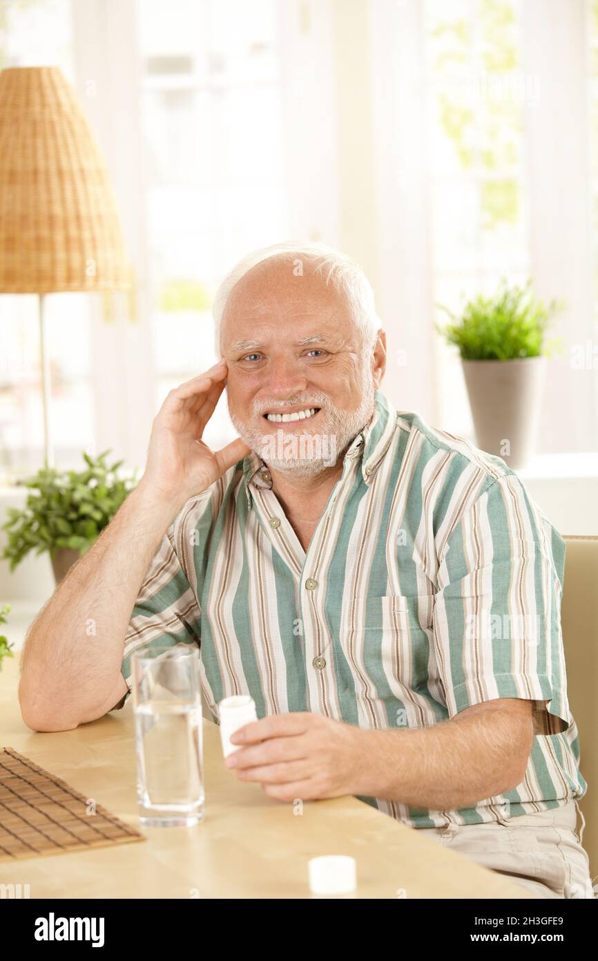 Lächelnde Senior halten Medikamente Stockfoto