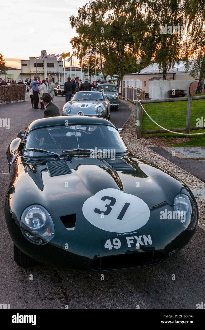 Jaguar E-TYPE Leichtbau-Coupé 49 FXN, klassischer Coupé-Oldtimer mit niedriger Zugkraft beim historischen Event Goodwood Revival 2014. Nach dem Rennen in der Dämmerung Stockfoto