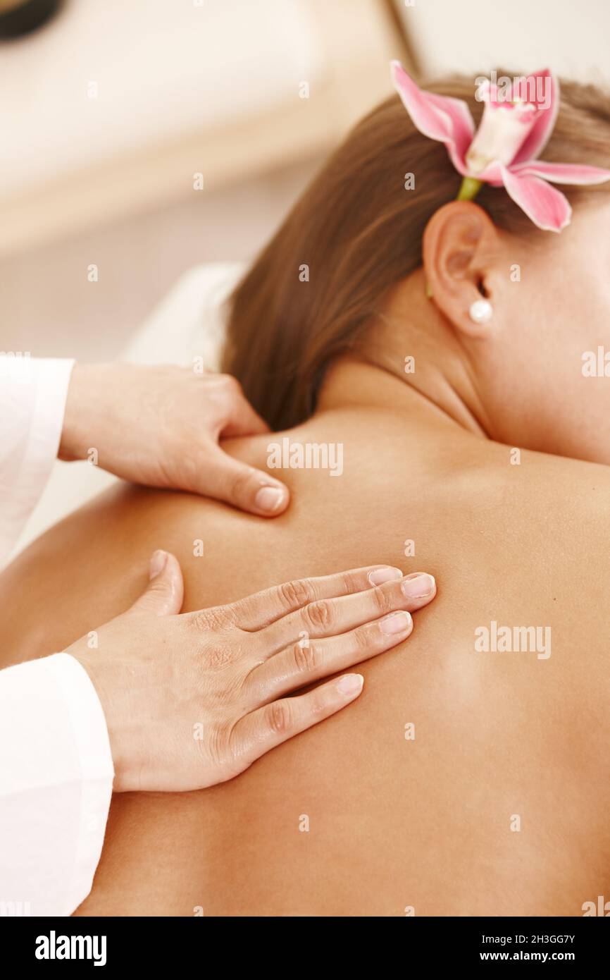 Nahaufnahme der Rückenmassage Stockfoto