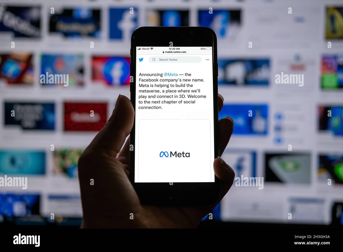 Meta-Facebook-Namensänderung. Hand mit iphone mit offenem Twiitter mit News Facebook-Unternehmen ist Rebranding als Meta. Kropivnitskiy, Ukraine, Oktober 29 Stockfoto