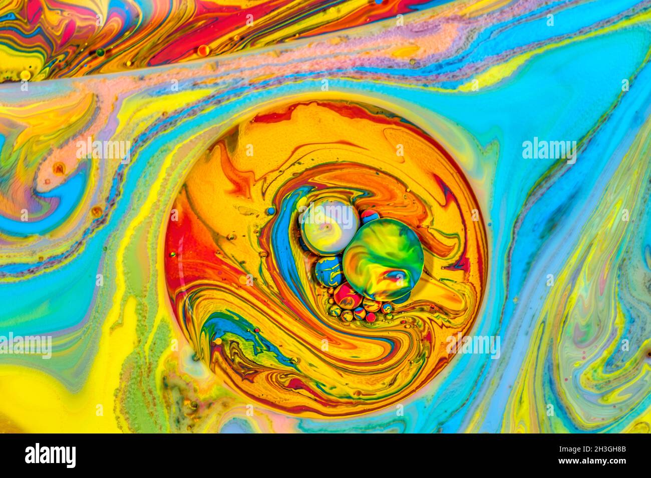 Öl vermischt mit Farbe bilden ein abstraktes Bild. Stockfoto