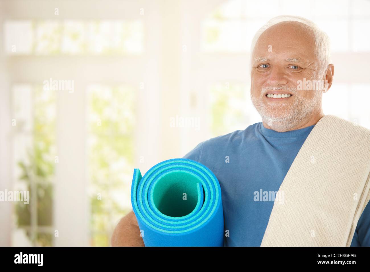 Sportlicher Senior mit Polyfoam Stockfoto