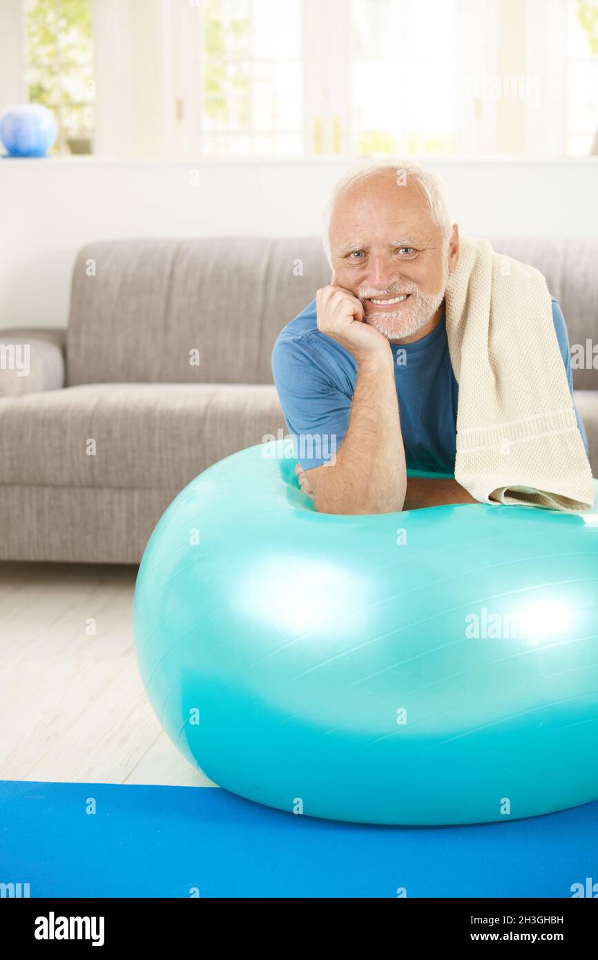 Porträt eines sportlichen Senioren mit Übungsball Stockfoto