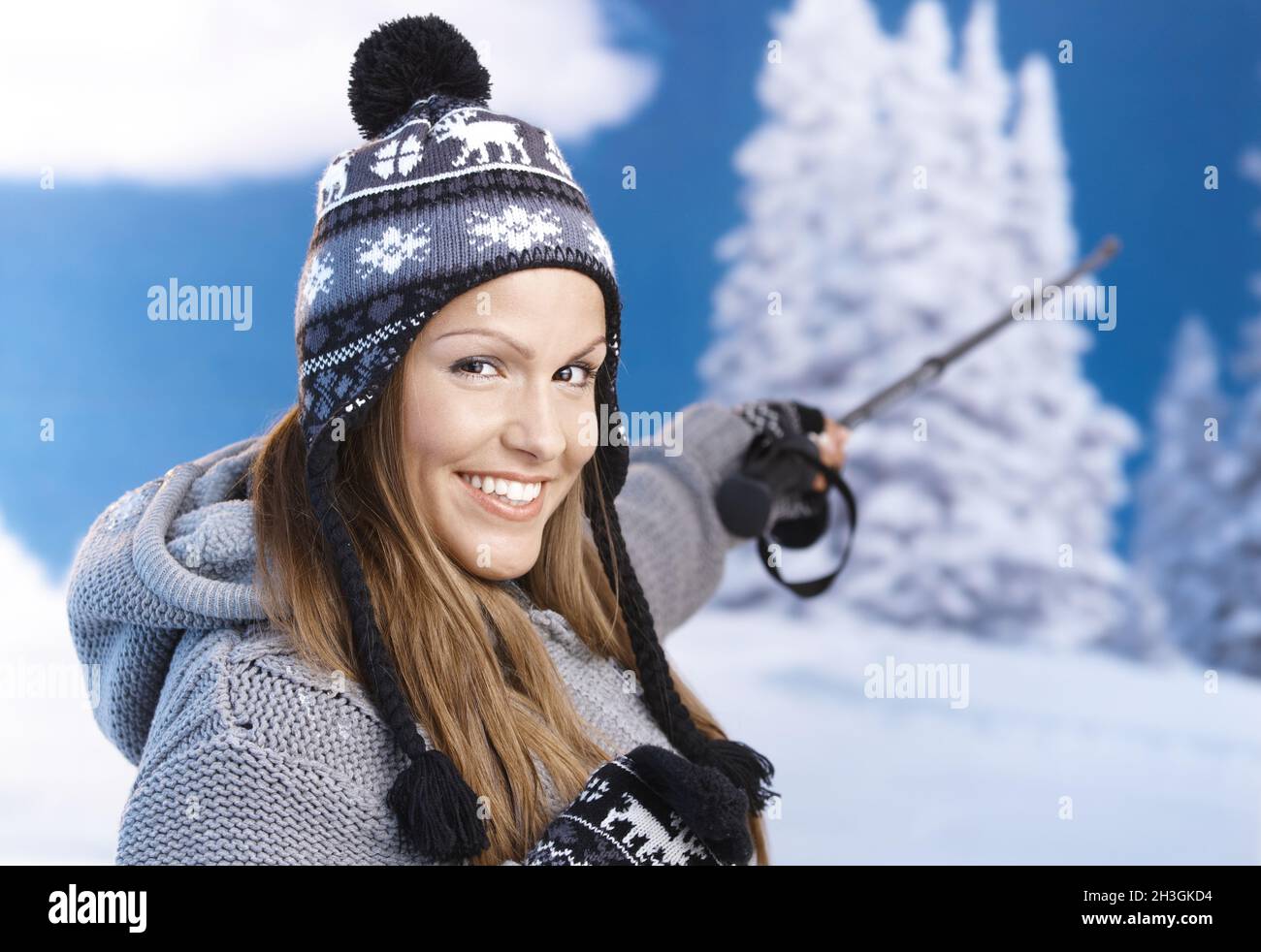 Attraktive Skifahrer, die eine Pause auf Top lächeln Stockfoto