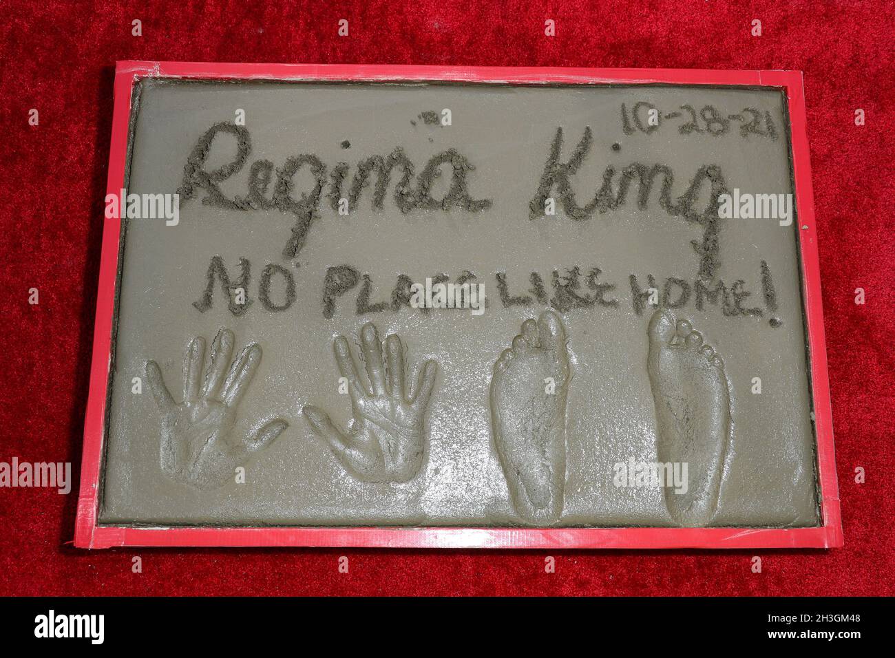 Hollywood, Usa. Oktober 2021. HOLLYWOOD, LOS ANGELES, KALIFORNIEN, USA - 28. OKTOBER: Die Hand- und Fußabdrücke der Schauspielerin Regina King aus Zement bei der Zeremonie zu Ehren von Regina King, die am 28. Oktober 2021 auf dem IMAX-Vorplatz des TCL Chinese Theatre in Hollywood, Los Angeles, Kalifornien, USA, stattfand. (Foto: Xavier Collin/Image Press Agency/Sipa USA) Quelle: SIPA USA/Alamy Live News Stockfoto
