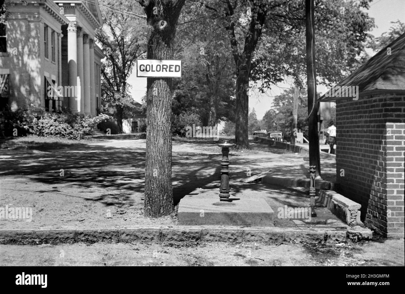 Trinkbrunnen mit Schild „farbig“ an Baum nahe County Courthouse, Halifax, North Carolina, USA, John Vachon, U.S. Farm Security Administration, April 1938 Stockfoto