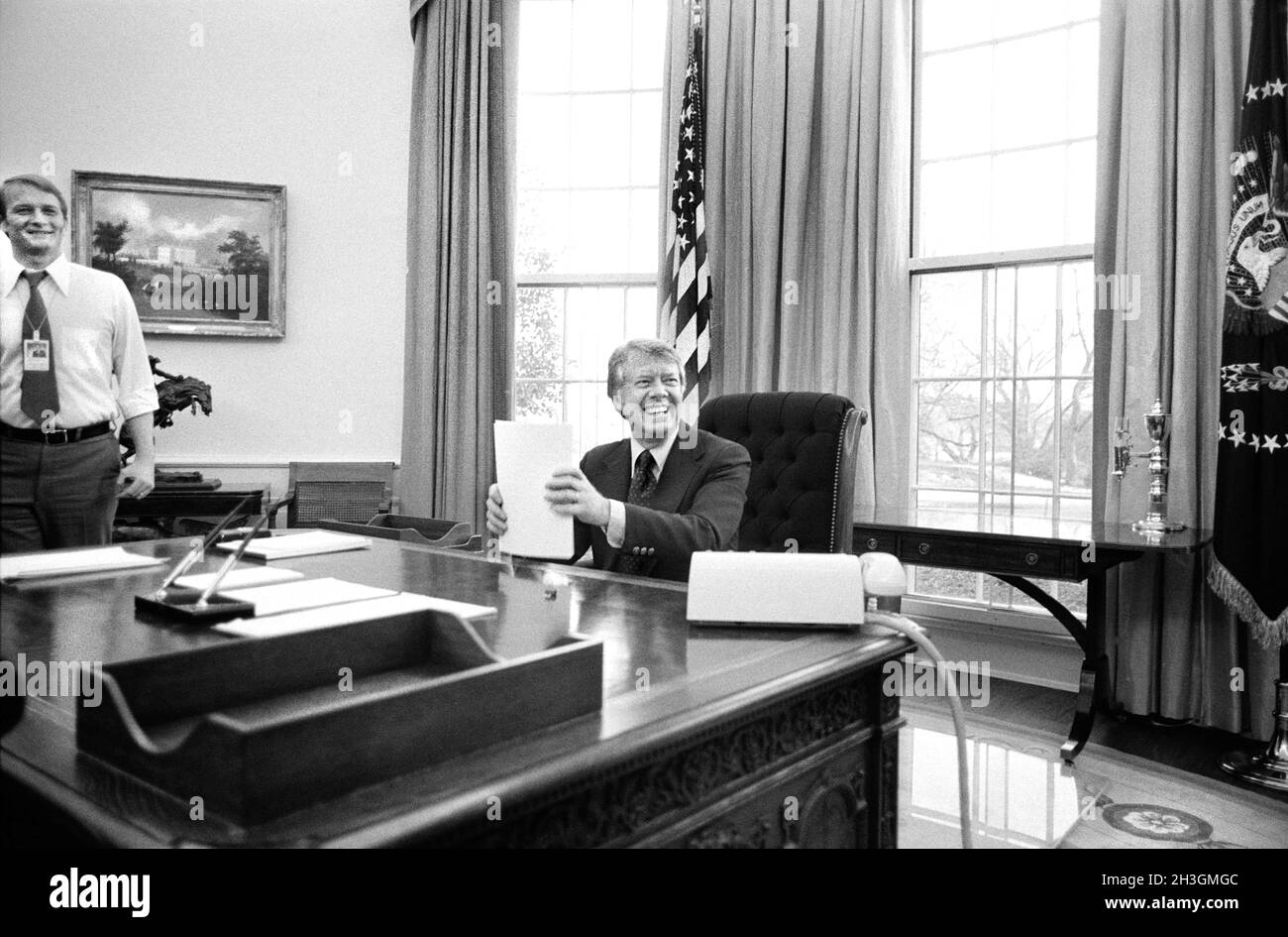 US-Präsident Jimmy Carter sitzt an seinem Schreibtisch im Oval Office und arbeitet an einer Rede für das Fernsehen, das Weiße Haus, Washington, D.C., USA, Marion S. Trikosko, US News & World Report Magazine Collection, 2. Februar 1977 Stockfoto