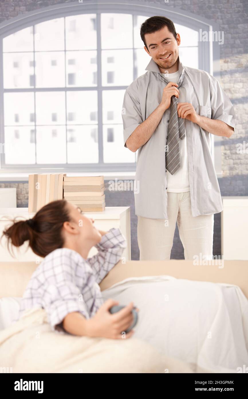 Ein junger Mann, der sich am Morgen lächelt Stockfoto