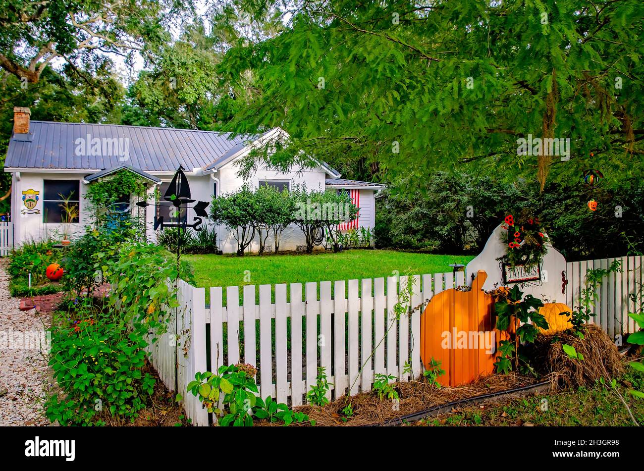 Ein historisches Haus ist für Herbst und Halloween am 23. Oktober 2021 in Fairhope, Alabama, dekoriert. Das malerische Häuschen wurde 1935 erbaut. Stockfoto
