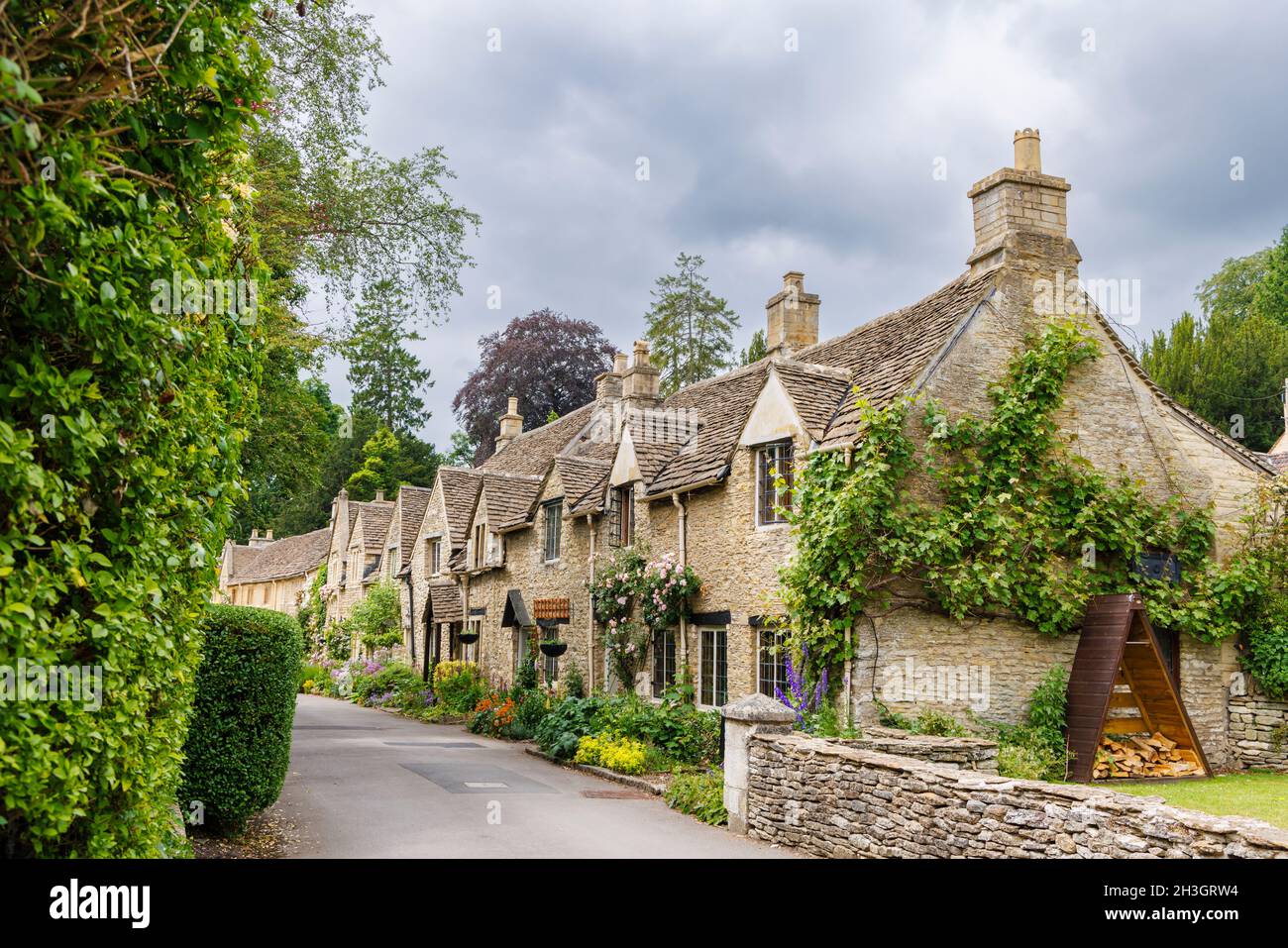 Eine Reihe von Cotswold-Steinhütten in der West Street, Castle Combe, einem Dorf in der Region Cotswolds von Natural Beauty in Wiltshire, Südwestengland Stockfoto