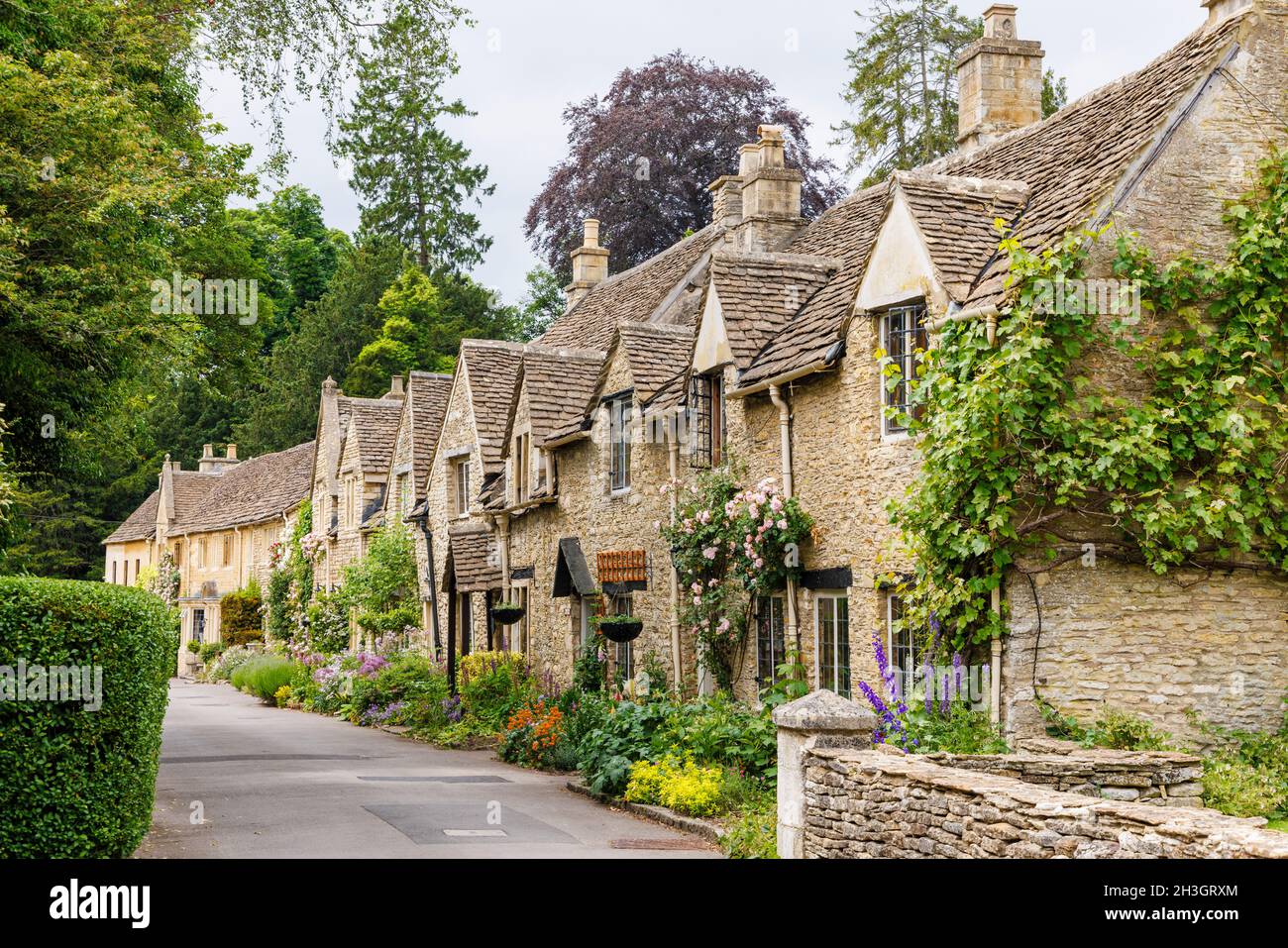 Eine Reihe von Cotswold-Steinhütten in der West Street, Castle Combe, einem Dorf in der Region Cotswolds von Natural Beauty in Wiltshire, Südwestengland Stockfoto