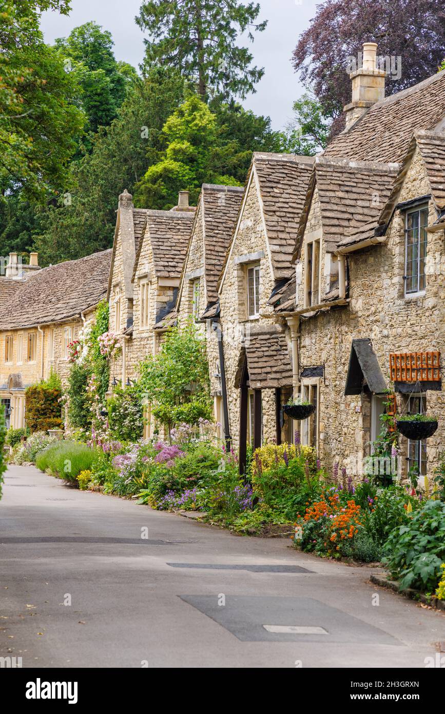 Eine Reihe von Cotswold-Steinhütten in der West Street, Castle Combe, einem Dorf in der Region Cotswolds von Natural Beauty in Wiltshire, Südwestengland Stockfoto