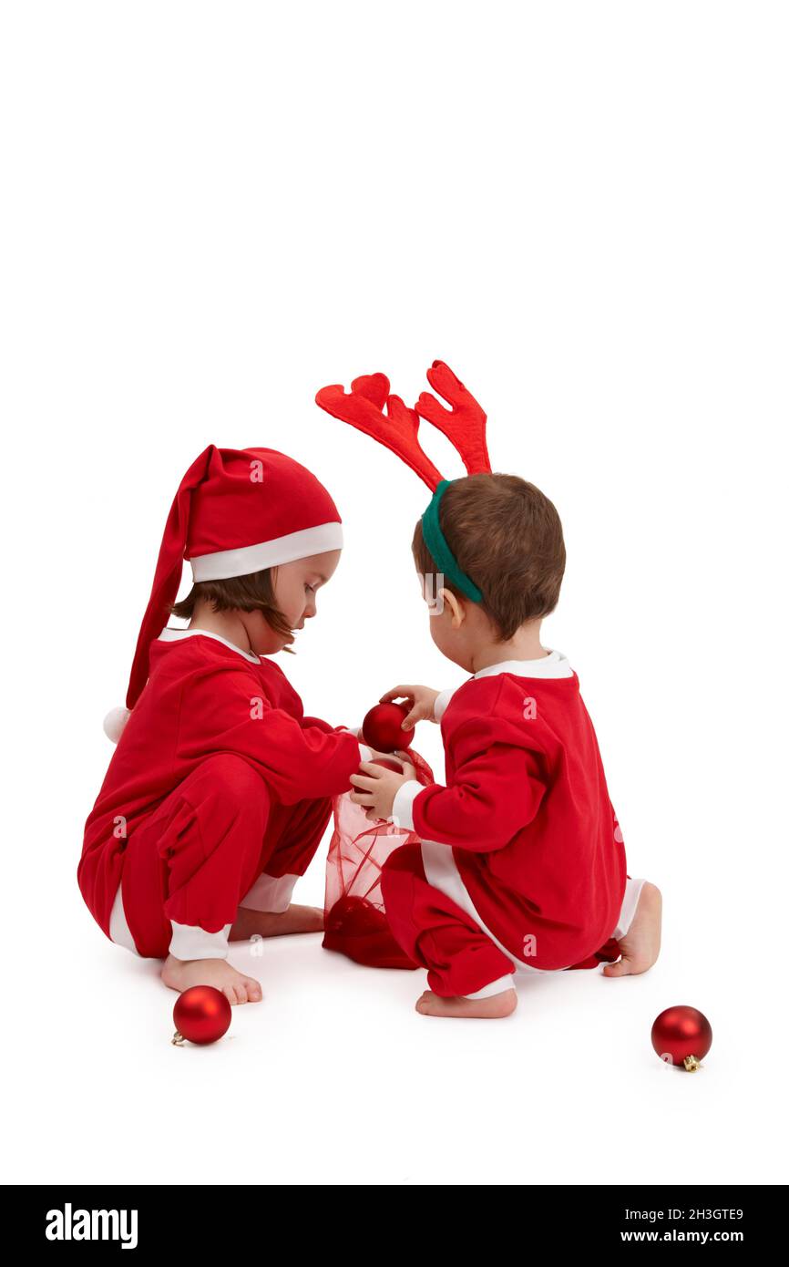 Kleine Kinder im weihnachtsmann Kostüm spielen Stockfoto