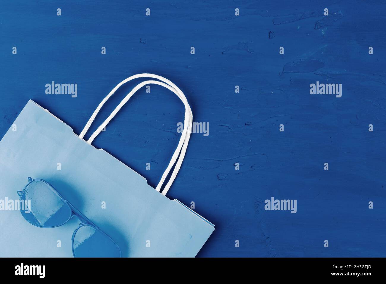 Blaue Fliegerbrille auf klassisch blauem Hintergrund, Draufsicht Stockfoto