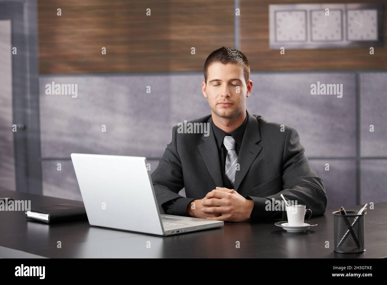 Top-Manager meditiert im eleganten Büro Stockfoto