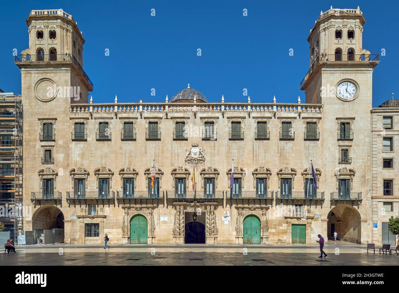 Alacant, Spanien. Fassade des historischen Gebäudes des Rathauses der spanischen Stadt Alicante. Stockfoto