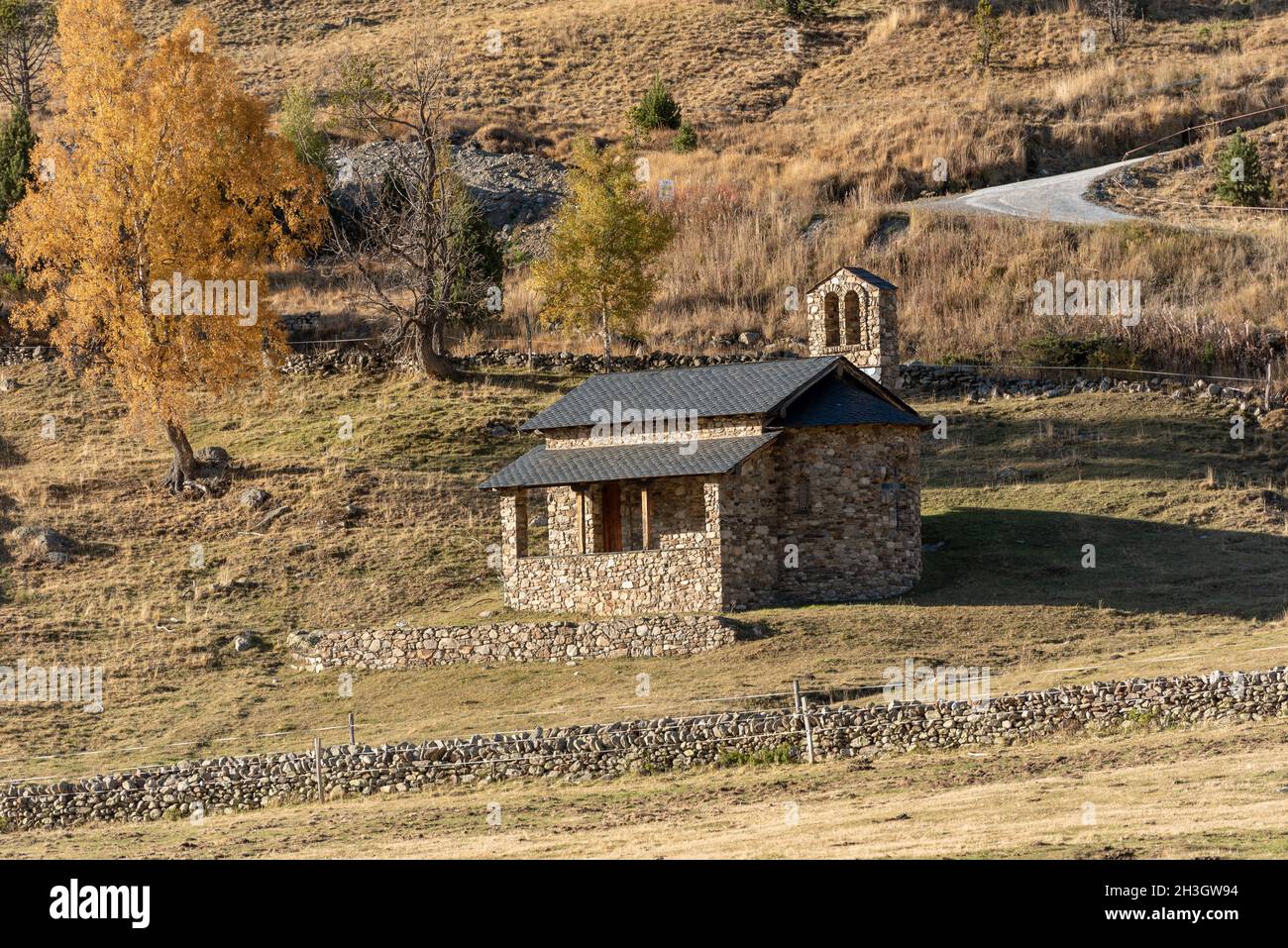 Kleinstadt im Herbst im Inkles-Tal, Andorra. Vall d´Incles, Andorra. Stockfoto