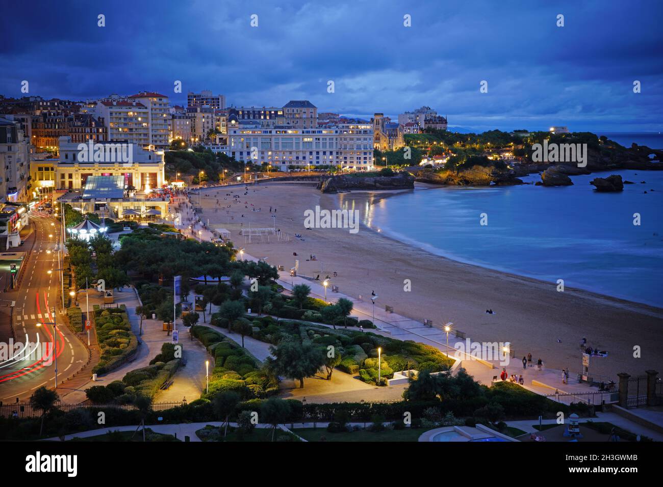 BIARRITZ, FRANKREICH -18 AUG 2021- Nachtansicht des Strandes La Grande Plage im Ferienort Biarritz im Baskenland, Frankreich, bekannt für seine Surf-und Stockfoto