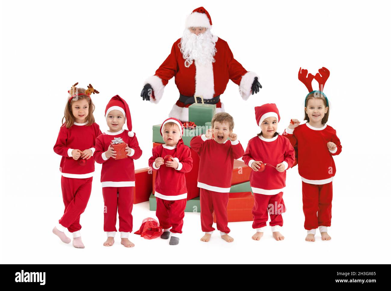 Weihnachtsmann mit glücklichen kleinen Kindern in Kostüm Stockfoto