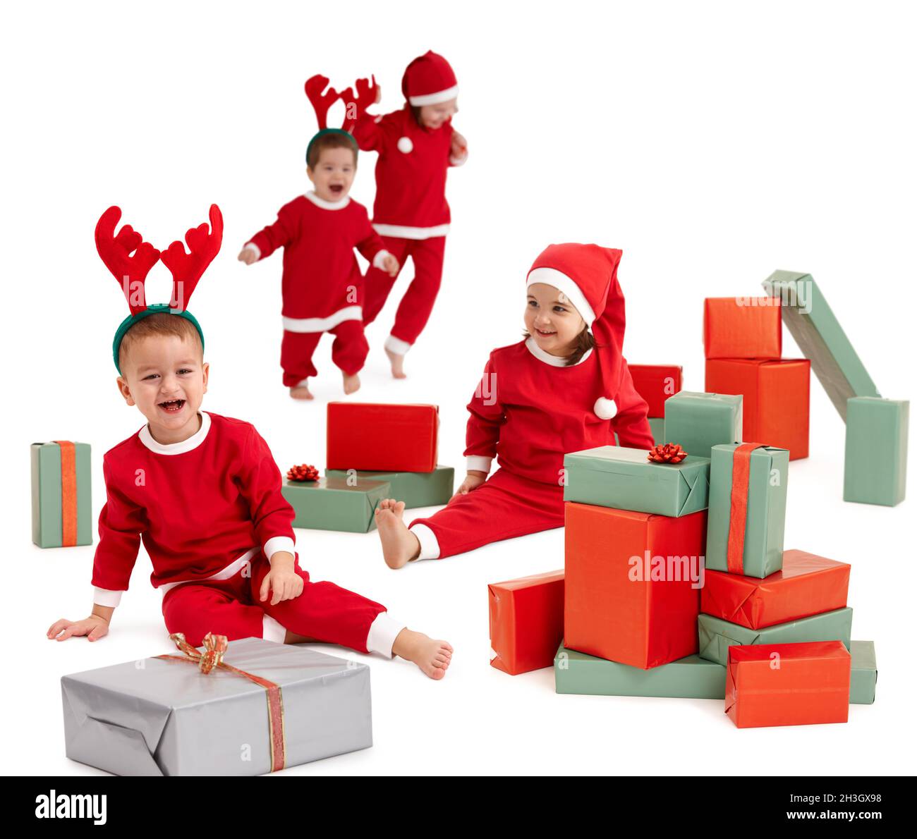 Glückliche kleine Kinder im Weihnachtsmann Kostüm Stockfoto