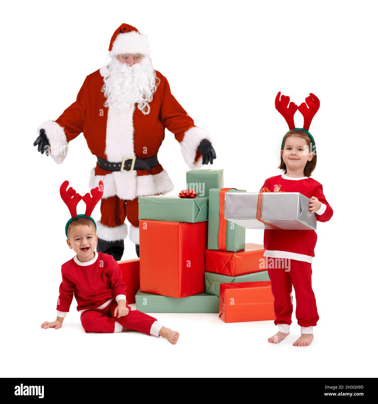 Weihnachtsmann mit glücklichen kleinen Kindern in Kostüm Stockfoto