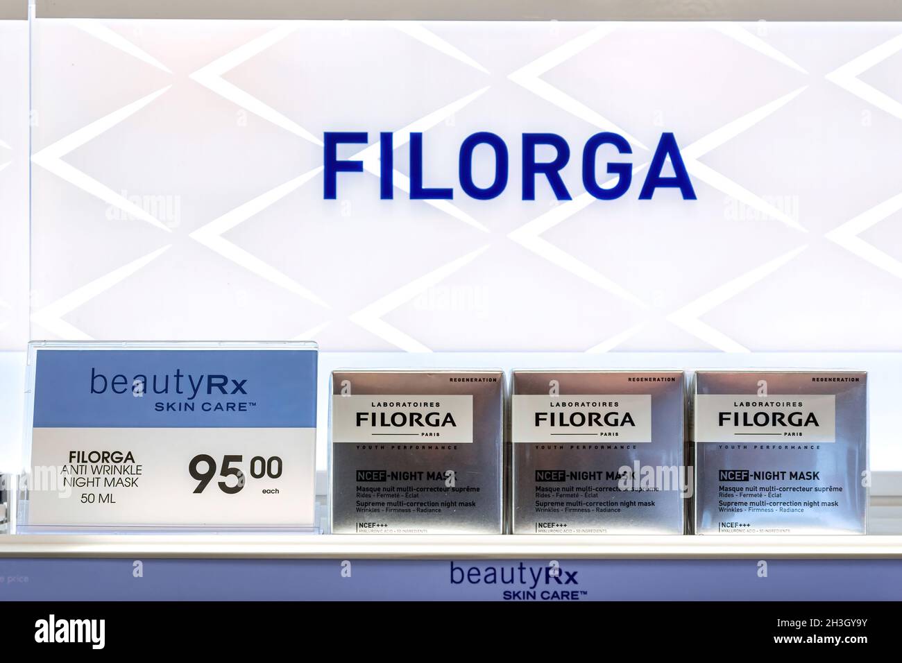 Toronto, Ontario, Kanada – 20. Oktober 2019: Filorga-Produkte werden in einem Einzelhandelsgeschäft ausgestellt. Das Produkt hat eine gute Nachfrage in den meisten kanadischen Geschäften. Stockfoto