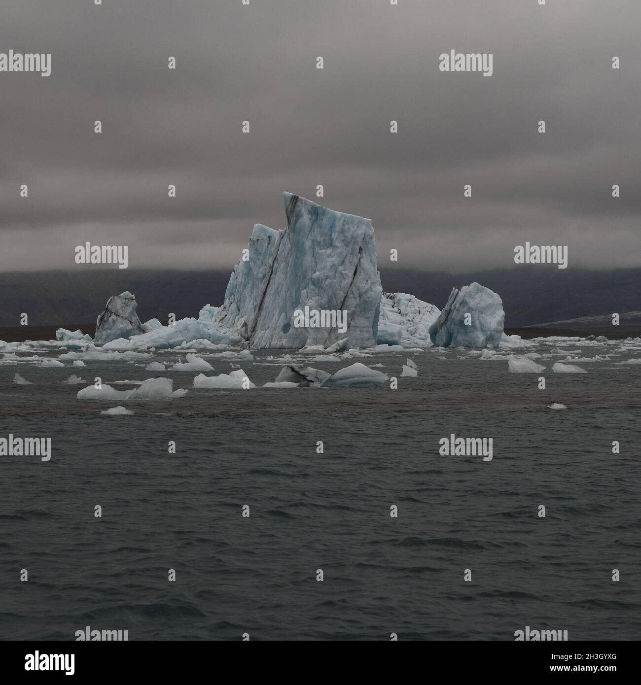 Eisberge in JÃ¶kulsÃ¡rlÃ³n. JÃ¶kulsÃ¡rlÃ³n Glacier Lagoon ist eine Lagune, die vor dem BreiÃ amerkurjÃ¶Kull Gletscher in Sou gebildet wird Stockfoto