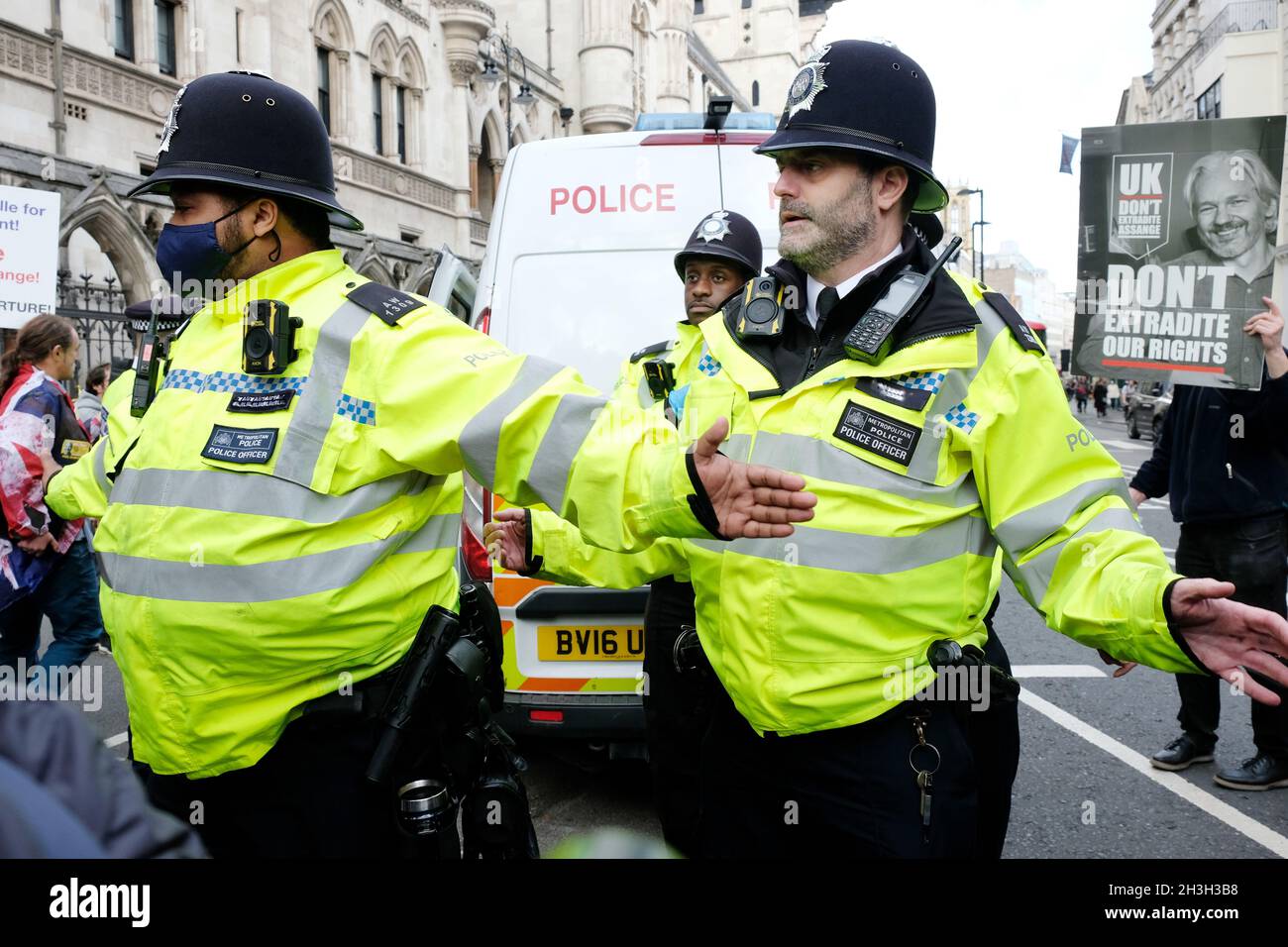 London, Großbritannien. Die Polizei bildet eine Barriere um einen Polizeiwagen, nachdem ein Protestler festgenommen wurde Stockfoto