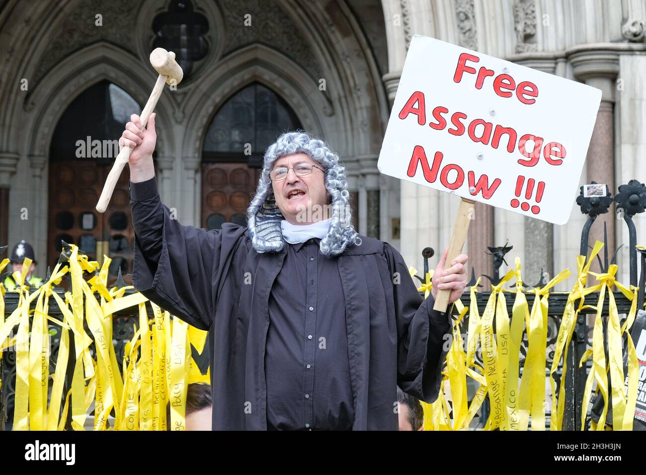 London, Großbritannien. Ein als Richter gekleideter Protestler steht vor dem Gericht, während Julian Assanges Einspruch für die Auslieferung in die USA im Gange ist. Stockfoto