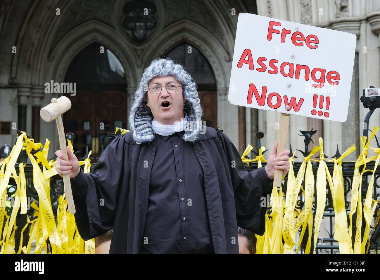 London, Großbritannien. Ein als Richter gekleideter Protestler steht vor dem Gericht, während Julian Assanges Einspruch für die Auslieferung in die USA im Gange ist. Stockfoto