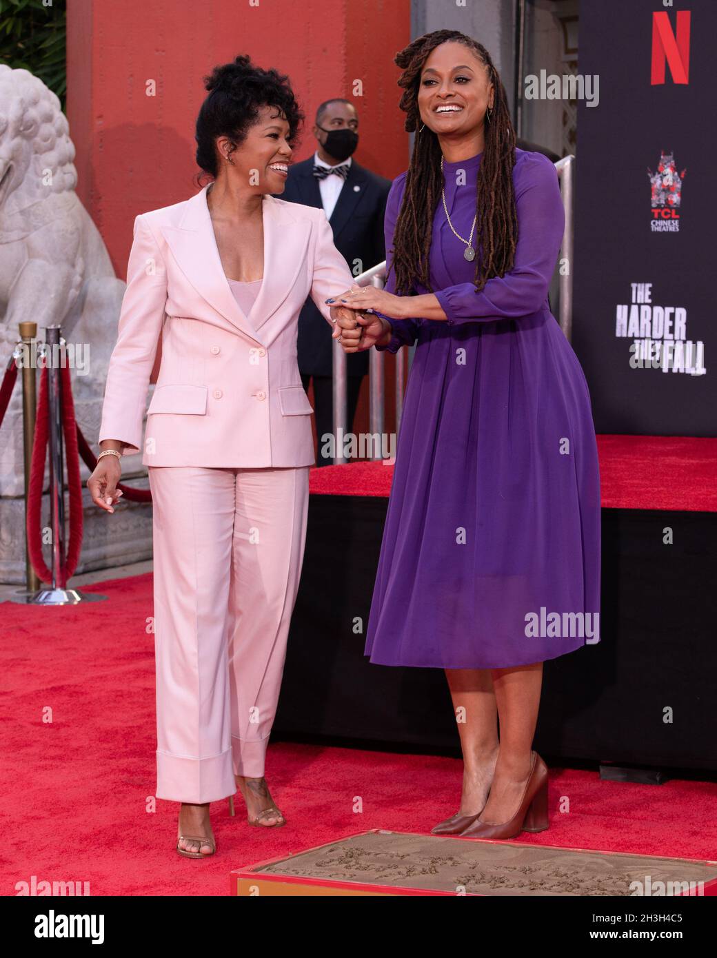 Los Angeles, Kalifornien, USA. Oktober 2021. Regina King und Ava DuVernay. Regina King Hand und Fußabdruck Zeremonie. Foto: Billy Bennight/AdMedia/Sipa USA Kredit: SIPA US/Alamy Live News Stockfoto
