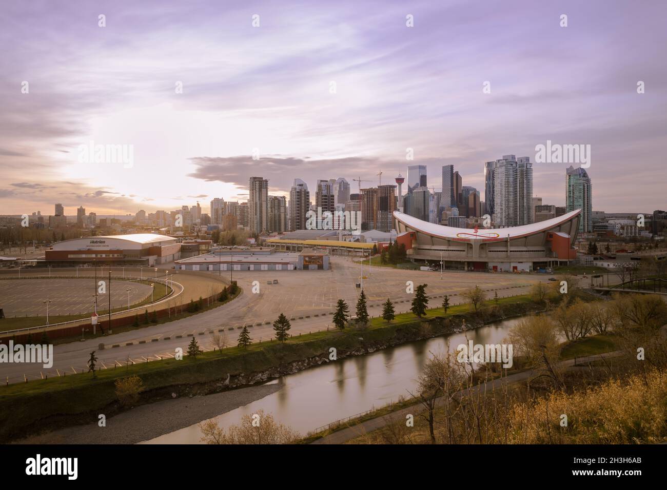 Calgary Skyline bei Sonnenuntergang mit Purple Skies Stockfoto