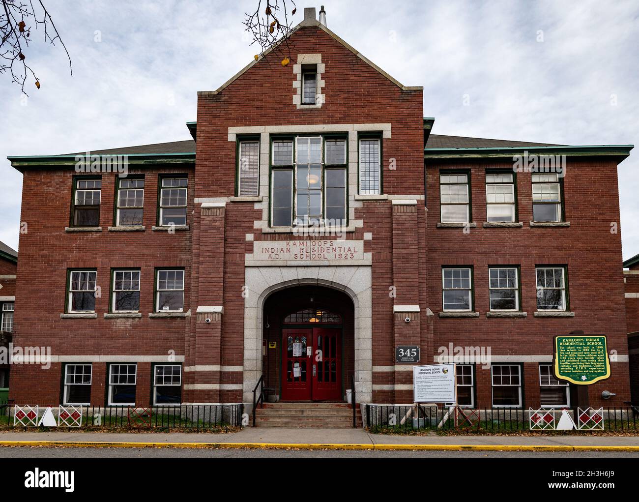 Foto vom Vordereingang der Kamloops Indianerschule. Es wird angenommen, dass Überreste von 200 Kindern vor Ort in unmarkierten Gräbern begraben wurden. Stockfoto