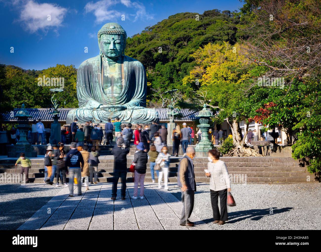 Touristen versammeln sich am Großen Buddha, oder Kamakura Daibutsu, die 43 Fuß hohe und 103 Tonnen schwere Statue wurde 1252 fertiggestellt und steht in Kamakura, Japan. Stockfoto