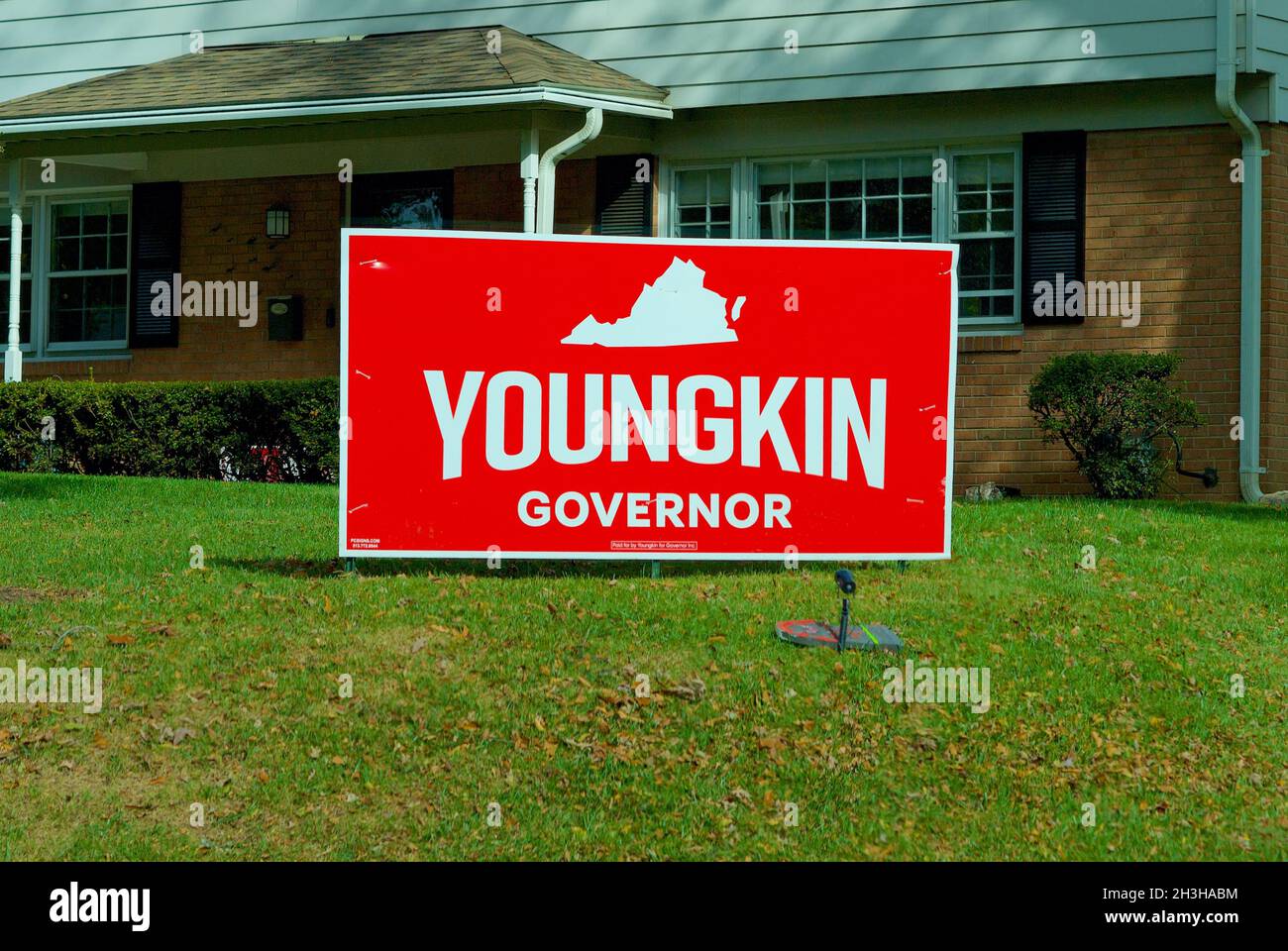 Fairfax, Virginia, USA - 28. Oktober 2021: Ein großes Yard-Schild, das den Gouverneurskandidaten von Virginia Glenn Youngkin unterstützt, sticht in einem Vorstadthof hervor. Stockfoto