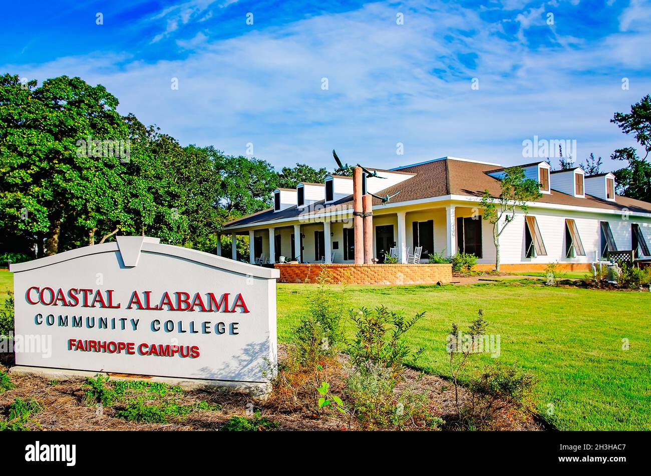 Das Verwaltungsgebäude des Coastal Alabama Community College ist am 23. Oktober 2021 in Fairhope, Alabama, abgebildet. Stockfoto