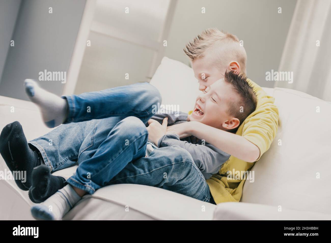 Kitzeln In Der Nase 8 Buchstaben Kinder kitzeln gegenseitig -Fotos und -Bildmaterial in hoher Auflösung