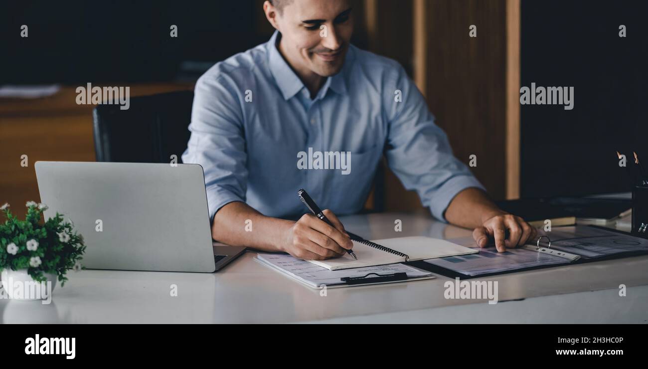 Nahaufnahme der Hand des Geschäftsmannes mit Stift schreiben auf Notebook. Männlich arbeiten für Business-Finanzanalyse Stockfoto