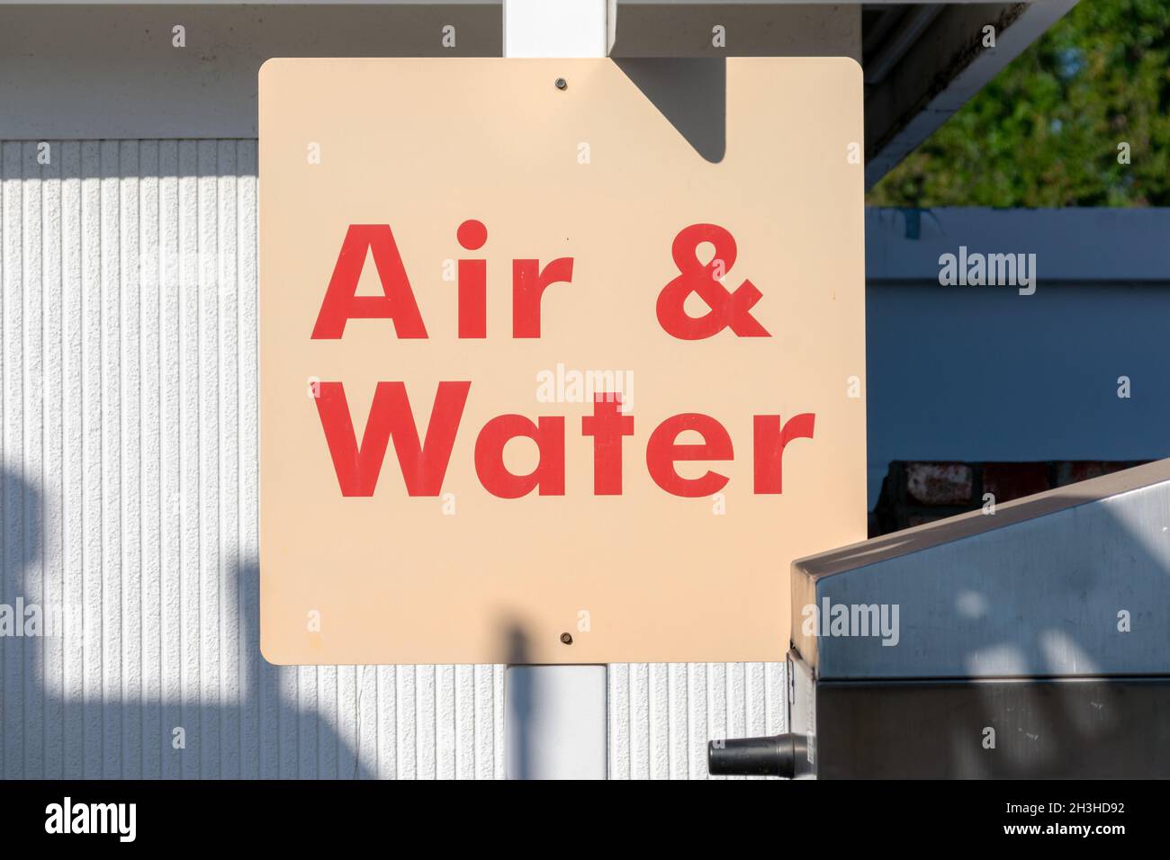 Luft- und Wasserzeichen an der Tankstelle wirbt für Wasser-, Luft- und Luftdruckmesser für Kunden. Stockfoto