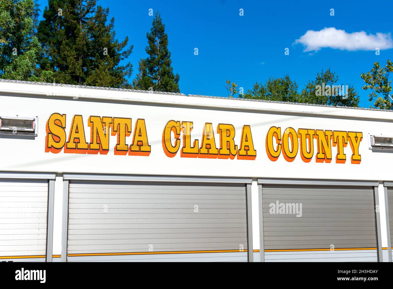 Santa Clara County Schild an der Seite eines Sanitäters. Blauer Himmel, grüne Bäume - San Jose, Kalifornien, USA - 2021 Stockfoto