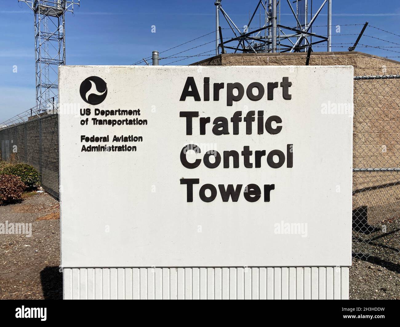 Schild „Airport Traffic Control Tower“. Der Turm wird von der Federal Aviation Administration des U.S. Department of Transportation verwaltet. - San Jose, Stockfoto