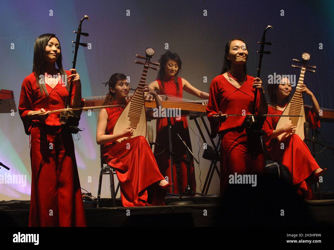 20 TwelfeGirlsBand  10/30/2005. The Twelfe Girls Band Konzert in Los Angeles Twelve Girls Band (???????? ,?????? ,???????) Ist eine Musikgruppe mit dreizehn Künstlerinnen, die immer als zwölf auf der Bühne auftreten und traditionelle chinesische Instrumente verwenden, um sowohl traditionelle chinesische als auch westliche Lieder zu spielen. Die Mädchen, die am 18. Juni 2001 gegründet wurden, wurden durch Vorsprechen von über 4000 Teilnehmern ausgewählt, die alle an renommierten Schulen in der Volksrepublik China (China) studierten. Sie sind in Japan (mit den höchsten Verkaufszahlen aller chinesischen Musikkünstler überhaupt), der VR China, Hongkong und abro sehr beliebt geworden Stockfoto