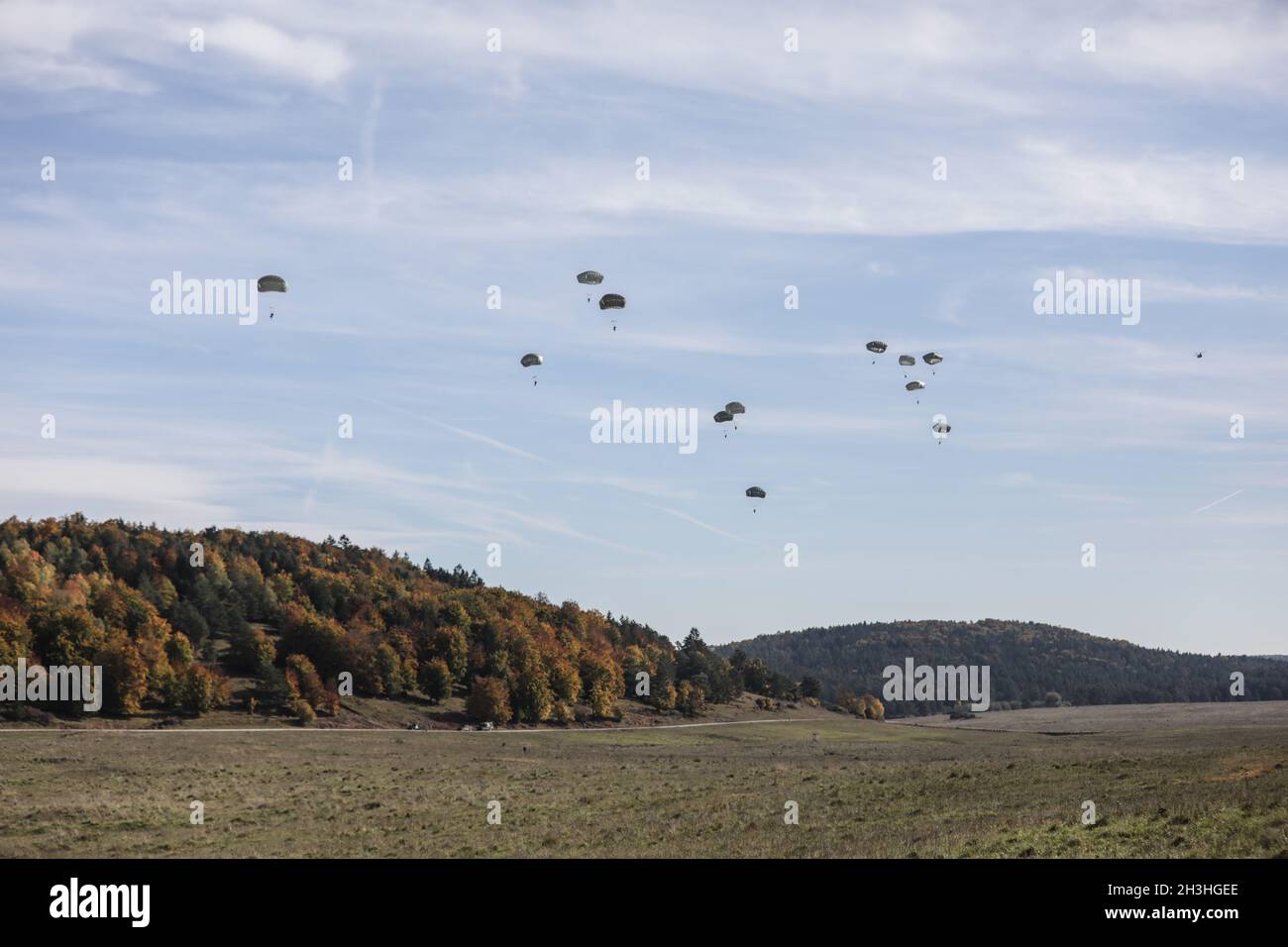 Fallschirmjäger der US-Armee, die der 173. Airborne Brigade zugeordnet sind, führen während des Bajonet Ready 22 einen Luftsprung im Joint National Readiness Center im Hohenfels Training Area, Deutschland, am 20. Oktober 2021 durch. Übung Bayonet Ready 22 ist eine Richtlinie der United Sates Army Southern European Task Force – Africa, die vom 17. Bis 30. Oktober 2021 vom 7. Armeeausbildungskommando und der 173. Luftbrigade im Joint National Training Center im Hohenfels Training Area, Deutschland, durchgeführt wird. Die Übung soll die eingezäunte Trainingsstrategie des Brigadekommandanten erleichtern, um tödliche Uni aufzubauen Stockfoto