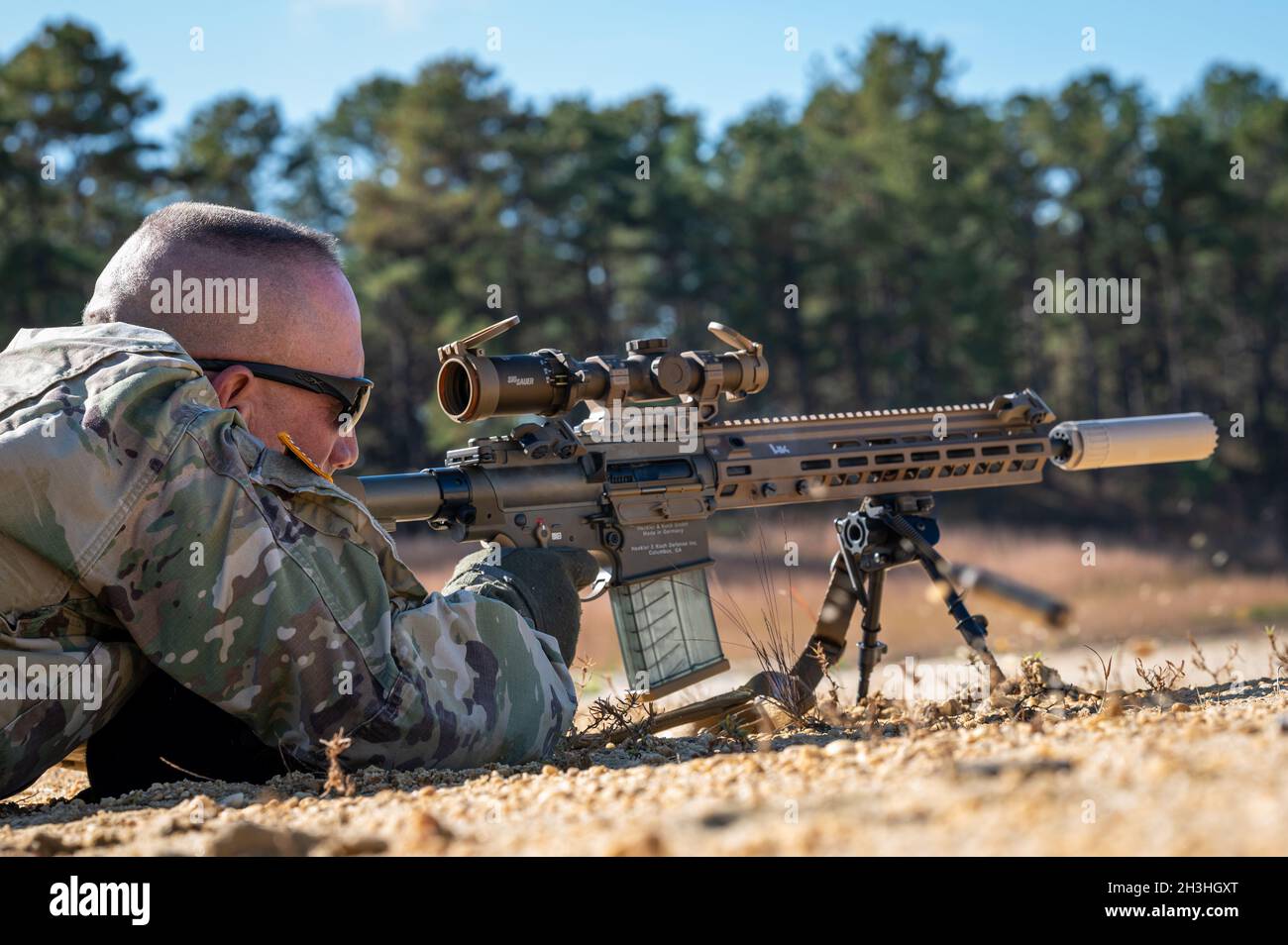 Ein US-Armeesoldat mit dem 44. Kampfteam der Infanterie-Brigade, der Nationalgarde der New Jersey Army, führt am Joint Base McGuire-Dix-Lakehurst, N.J., 28. Oktober 2021 eine Waffeneinweisung mit dem M110A1 Squad Designated Marksman Rifle (SDMR) durch. Die 44. IBCT sind die ersten Soldaten der New Jersey National Guard, die die neue M110A1 SDMR-Waffe trainieren und einsetzen. Das M110A1 ist ein 7.62-mm-Gewehr, das Soldaten eine größere Reichweite und Genauigkeit als das Standard-M4-Gewehr bietet. (USA Foto der Armee-Nationalgarde von SPC. Michael Schwenk) Stockfoto