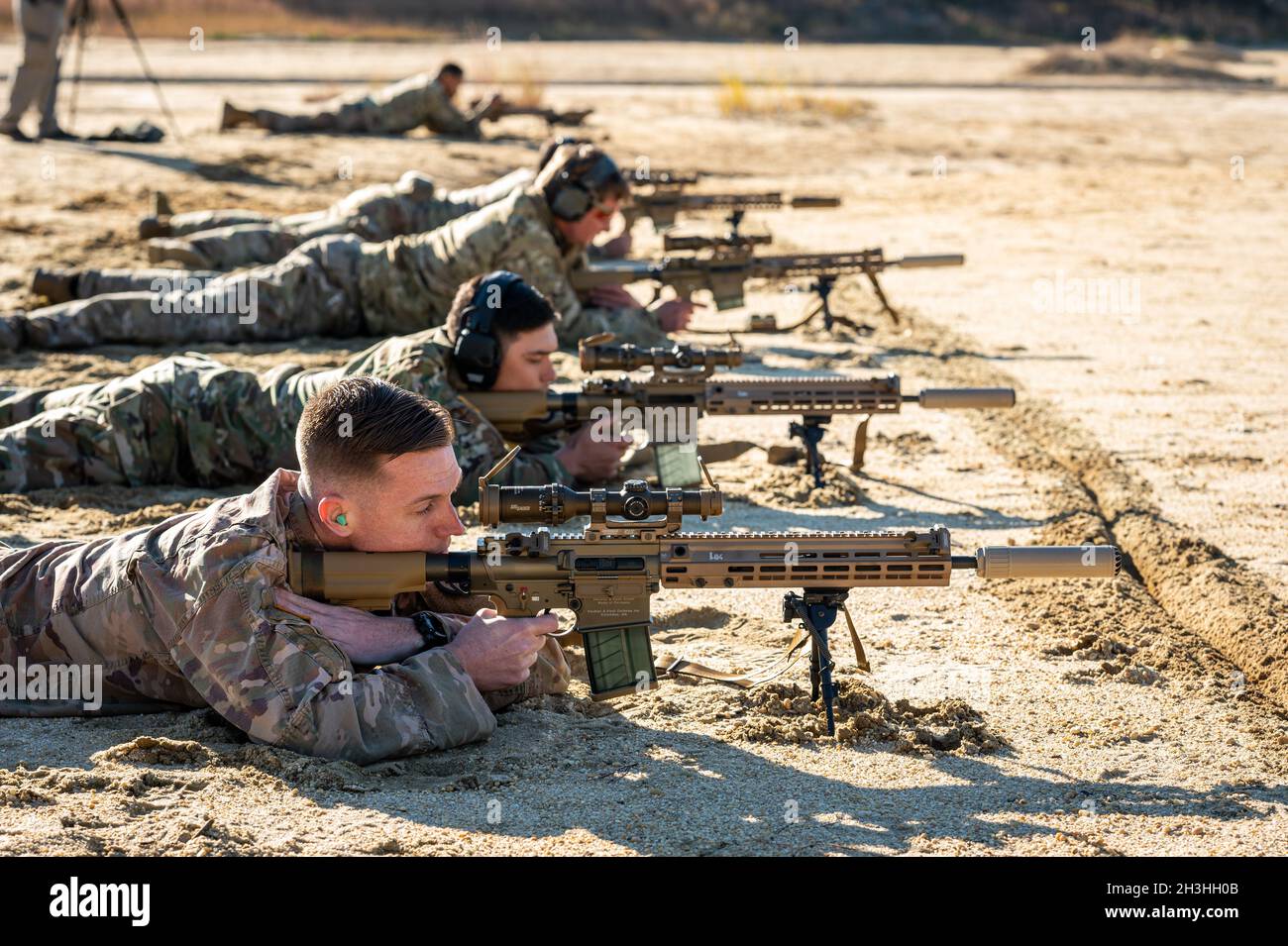 Soldaten der US-Armee, das 44. Kampfteam der Infanterie-Brigade, die Nationalgarde der New Jersey Army, führen am Joint Base McGuire-Dix-Lakehurst, N.J., 28. Oktober 2021 eine Waffeneinweisung mit dem M110A1 Squad Designated Marksman Rifle (SDMR) durch. Die 44. IBCT sind die ersten Soldaten der New Jersey National Guard, die die neue M110A1 SDMR-Waffe trainieren und einsetzen. Das M110A1 ist ein 7.62-mm-Gewehr, das Soldaten eine größere Reichweite und Genauigkeit als das Standard-M4-Gewehr bietet. (USA Foto der Armee-Nationalgarde von SPC. Michael Schwenk) Stockfoto