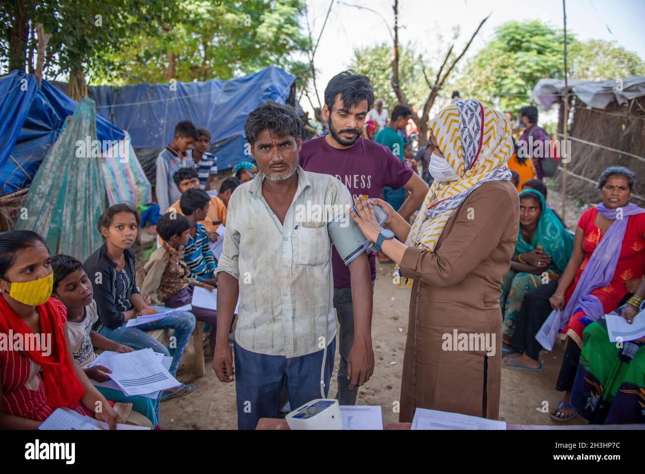 Neu Delhi, Indien-Okt 10 2021: Gesundheitshelfer überprüft den Blutdruck-Test des Menschen im Free Health Check Up Camp das Ziel des Health Camps, dem armen Peopl zu helfen Stockfoto