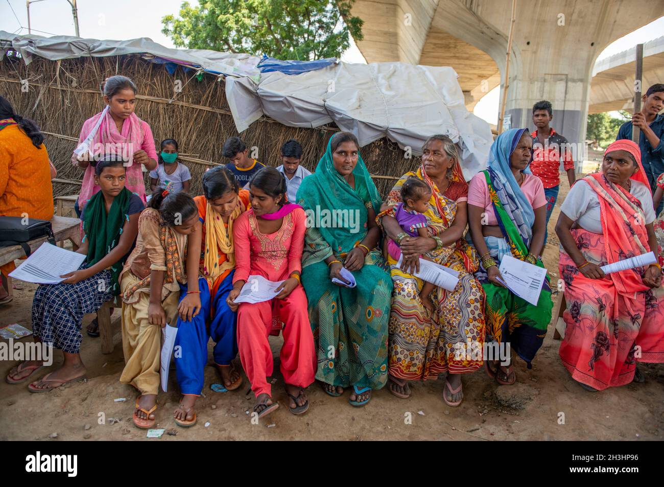 New Delhi, Indien-Okt 10 2021: Eine Gruppe von Frauen in der Warteschlange mit Blutberichten, die auf ihre Reihe warten, während der Arzt die Berichte nacheinander bei der OPD überprüft Stockfoto