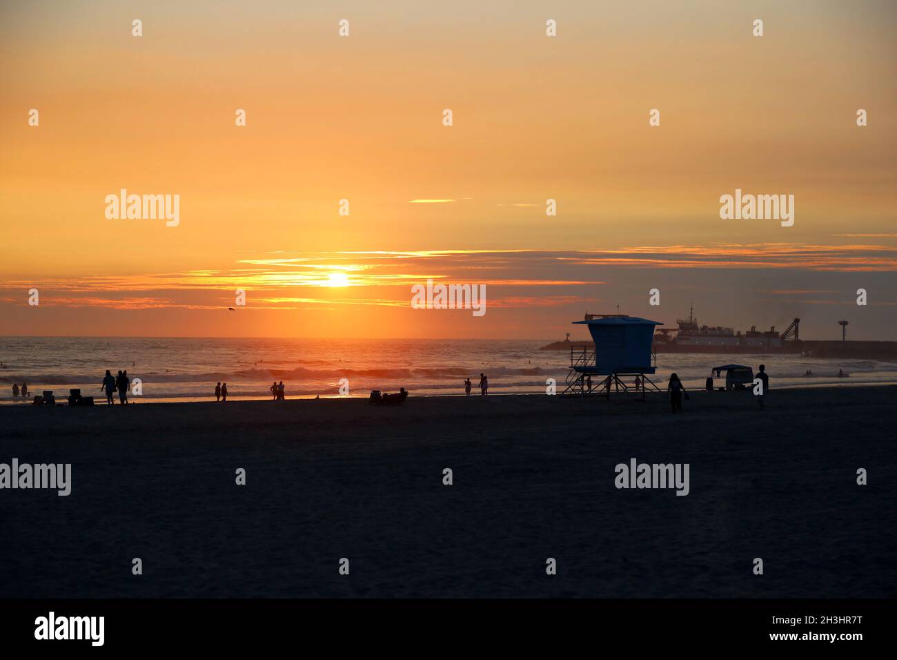 Strand am Meer bei Sonnenuntergang. Stockfoto