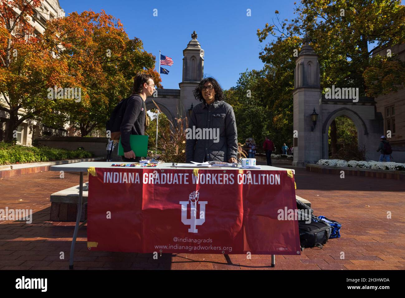 Bloomington, Usa. Oktober 2021. Mitglieder des Indiana Grad Workers Coalition-Tisches während der Organisation an den Sample Gates der Indiana University in Bloomington.die IGWC (Indiana Grad Workers Coalition) versucht derzeit, eine Gewerkschaft für Hochschulabsolventen an der Indiana University zu organisieren. Kredit: SOPA Images Limited/Alamy Live Nachrichten Stockfoto