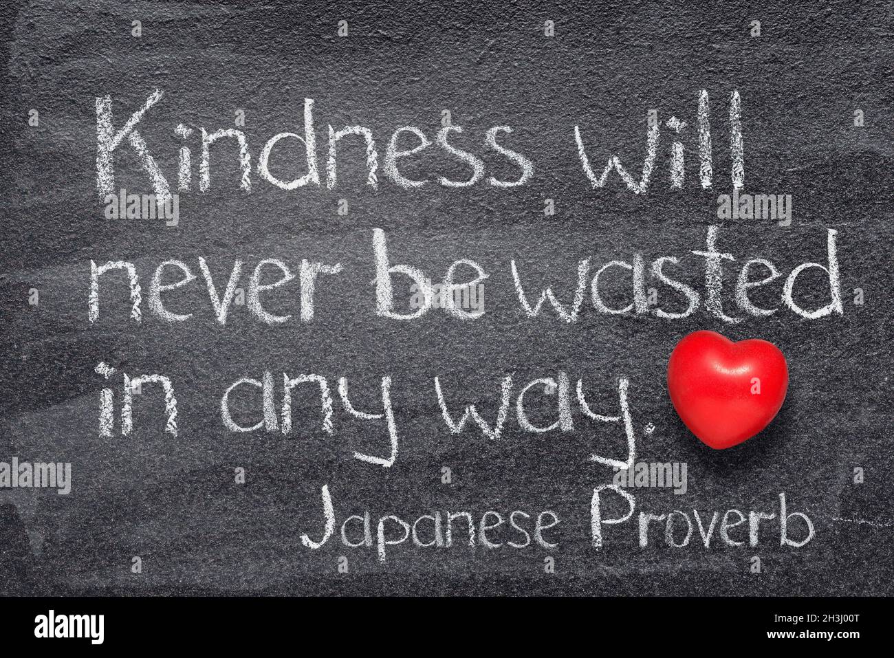 Freundlichkeit wird nie in irgendeiner Weise verschwendet werden Japanisches Sprichwort auf Tafel mit rotem Herzsymbol geschrieben Stockfoto